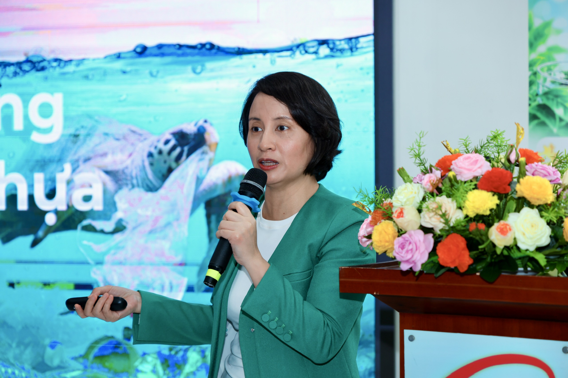 Các đại biểu trình bày tham luận tại hội thảo