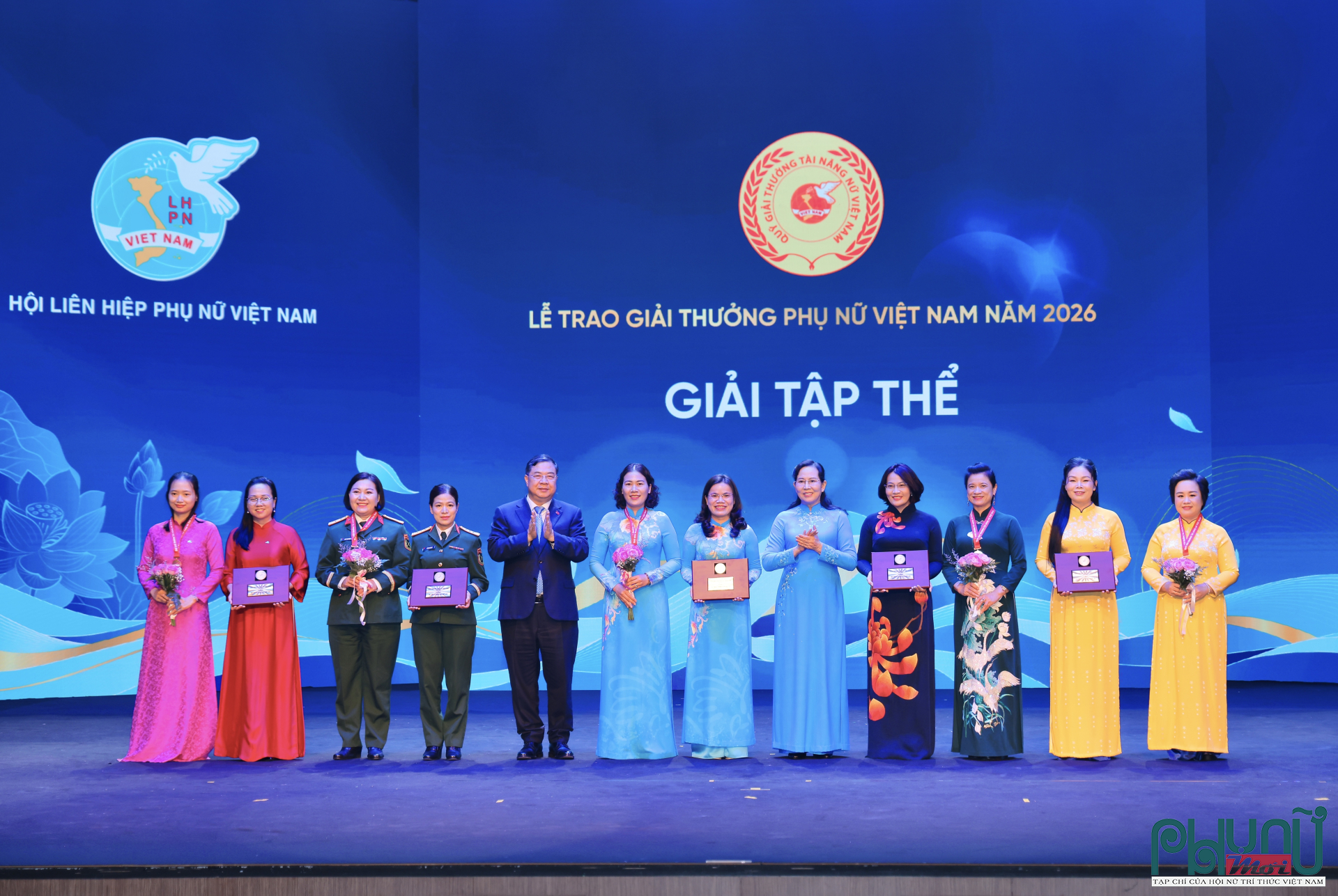Phó Thủ tướng Thường trực Chính phủ Phạm Gia Túc và bà Lê Thị Thuỷ, Ủy viên Trung ương Đảng, Chủ tịch Hội Liên hiệp Phụ nữ Việt Nam trao giải thưởng Phụ nữ Việt Nam năm 2026 cho 5 tập thể có thành tích xuất sắc.