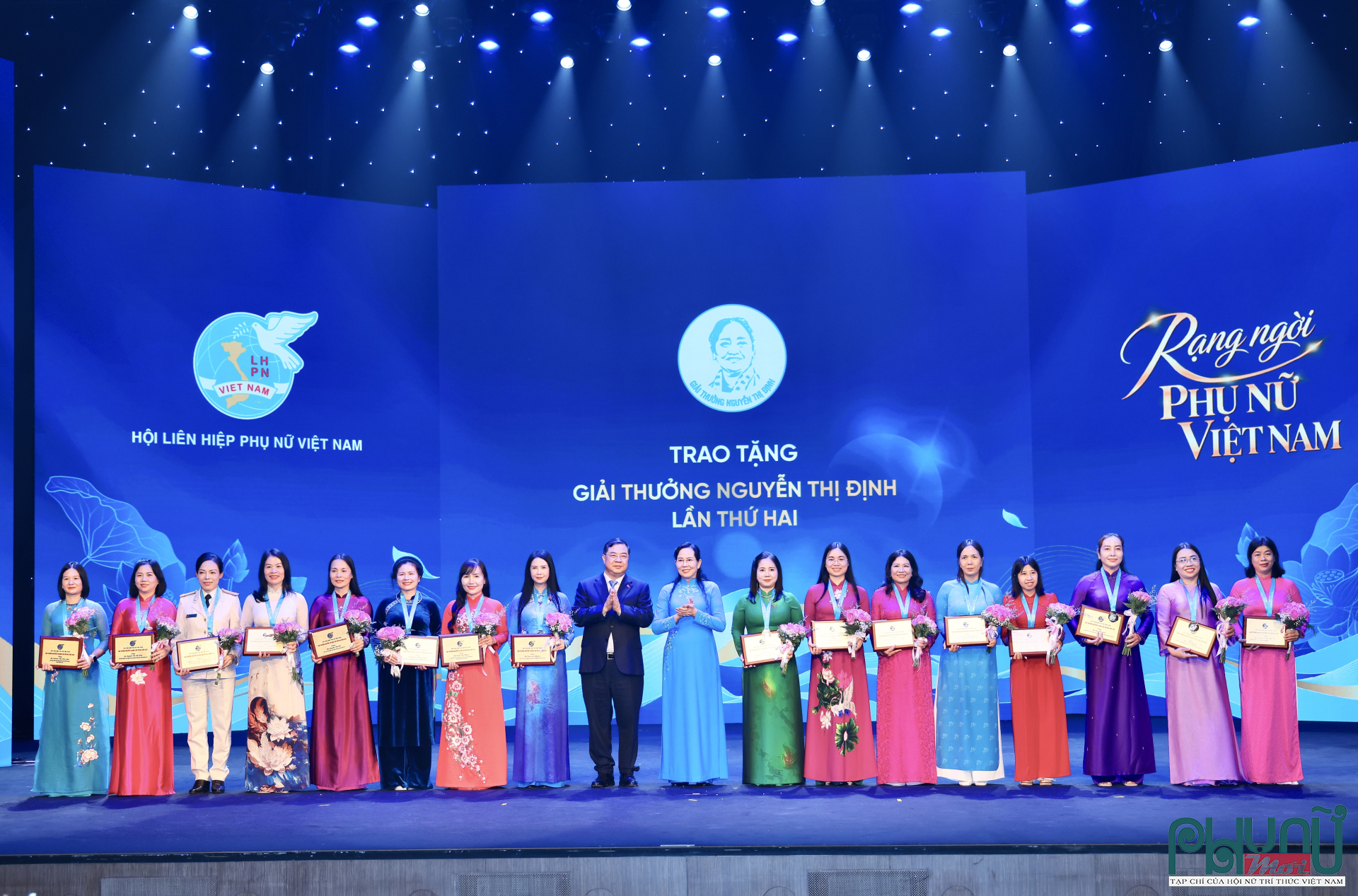Phó Thủ tướng Thường trực Chính phủ Phạm Gia Túc và Chủ tịch Hội Liên hiệp Phụ nữ Việt Nam Lê Thị Thủy trao Giải thưởng Nguyễn Thị Định lần thứ hai tặng các cán bộ Hội tiêu biểu.