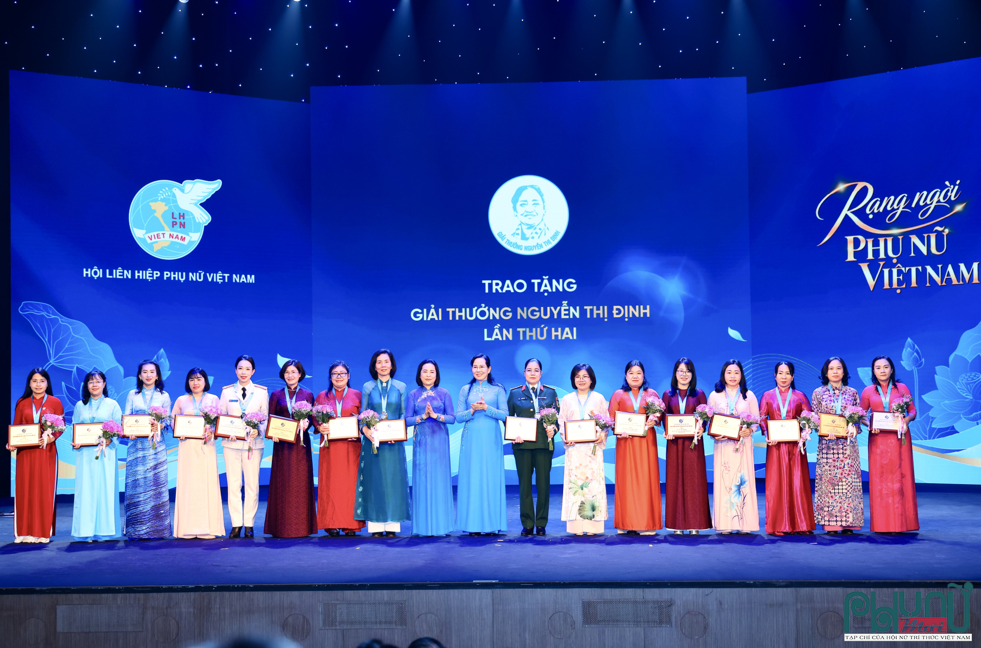 Phó Chủ tịch Quốc hội Nguyễn Thị Thanh và Chủ tịch Hội LHPN Việt Nam Lê Thị Thủy trao Giải thưởng Nguyễn Thị Định cho các cán bộ hội tiêu biểu.