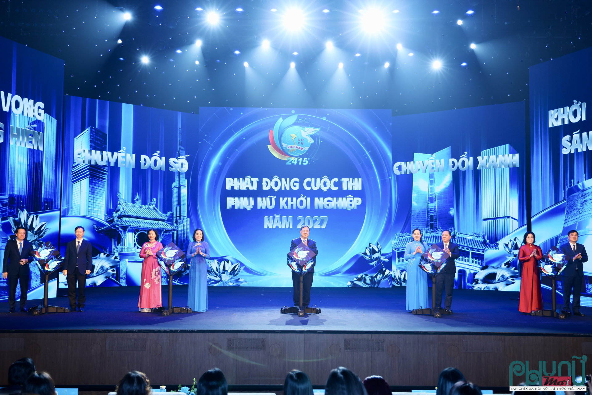 Các đại biểu thực hiện nghi thức phát động cuộc thi “Phụ nữ khởi nghiệp đổi mới sáng tạo, nâng tầm thương hiệu Việt năm 2027