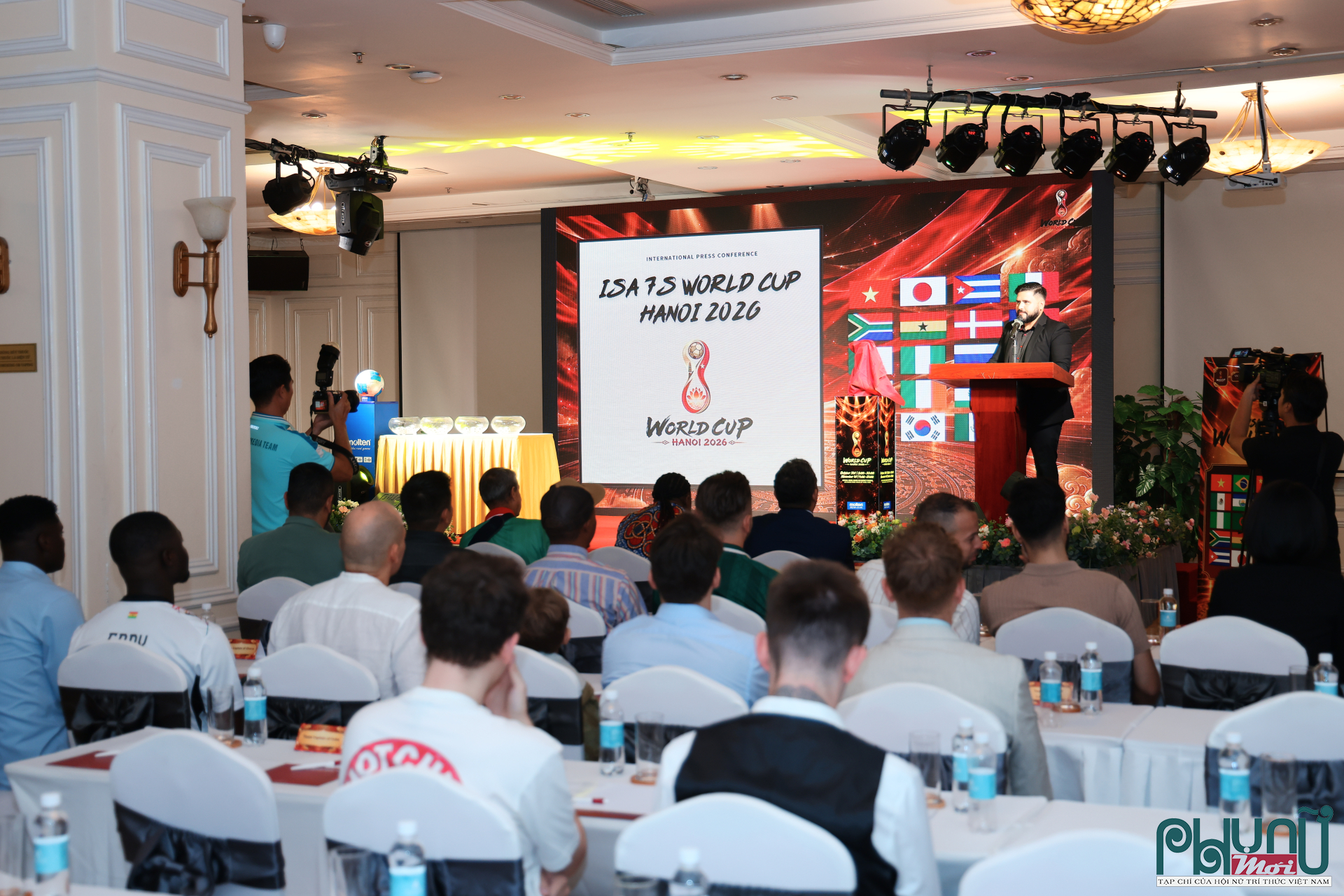 Quang cảnh họp báo công bố thông tin về Giải bóng đá 7 người quốc tế ISA 7s World Cup – Hanoi 2026.