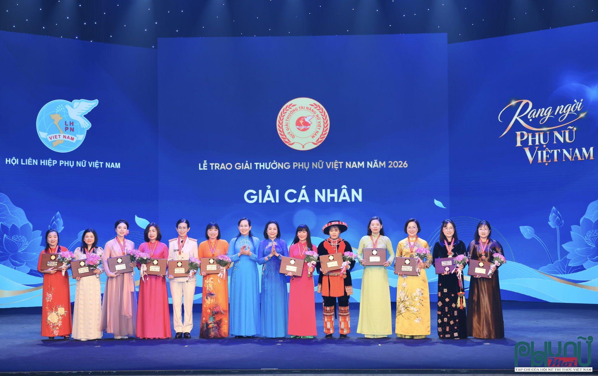Phó Chủ tịch Quốc hội Nguyễn Thị Thanh và Chủ tịch Hội Liên hiệp Phụ nữ Việt Nam Lê Thị Thủy trao Giải thưởng Phụ nữ Việt Nam năm 2026 cho các cá nhân. (PGS.TS. Nguyễn Thị Hiệp thứ hai từ trái sang)