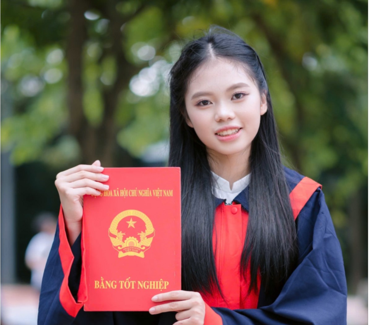 Trần Minh Hà - thủ khoa kỳ thi vào lớp 10 Hà Nội năm 2026 vừa “vượt cấp” đạt giải Nhất kỳ thi học sinh giỏi môn Ngữ văn cấp thành phố cho học sinh khối 12. Ảnh: NV