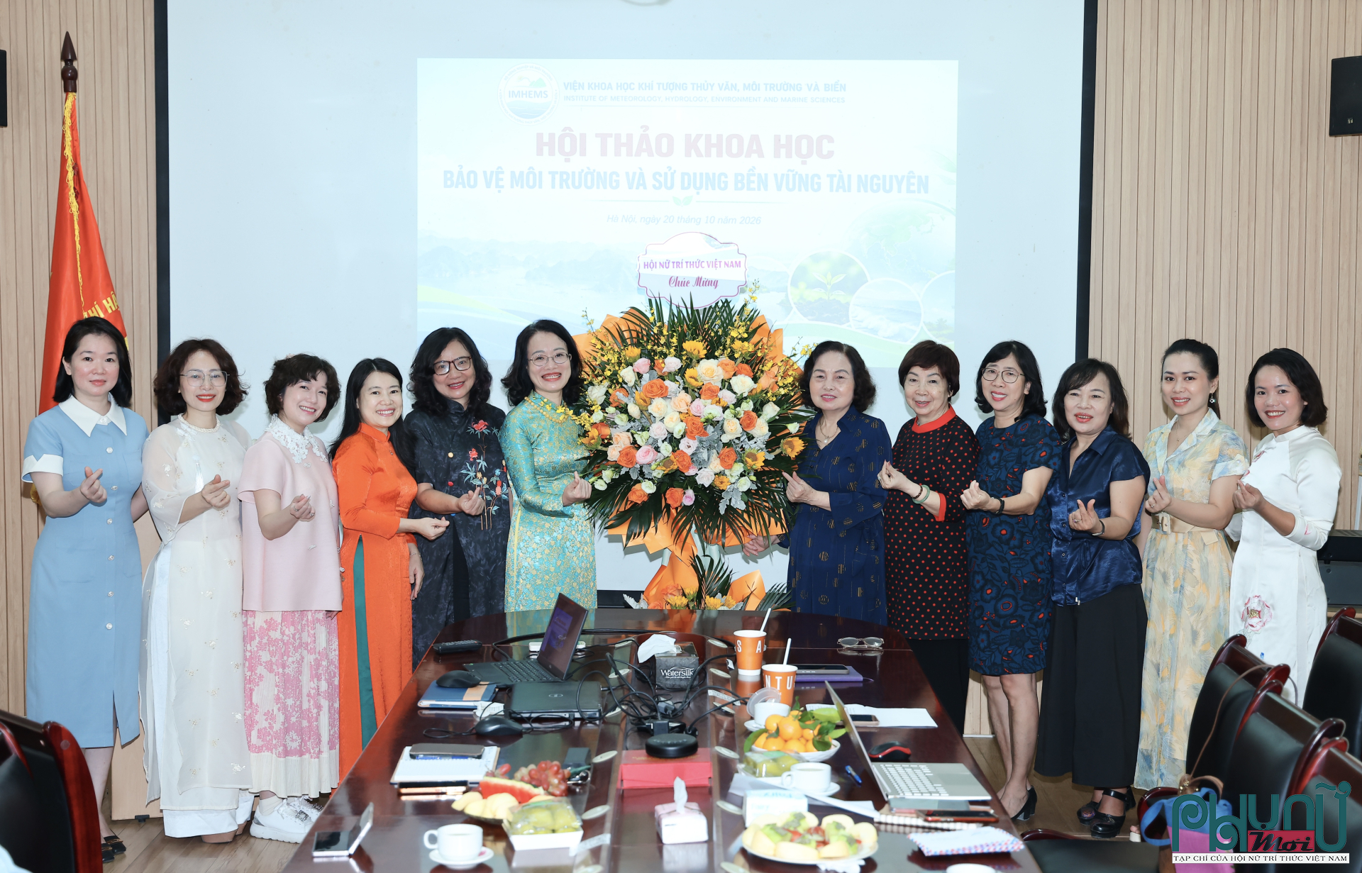 Hội Nữ trí thức Việt Nam tặng hoa chúc mừng Viện Khoa học Kỹ thuật Khí tượng Thủy văn, Môi trường và Biển.