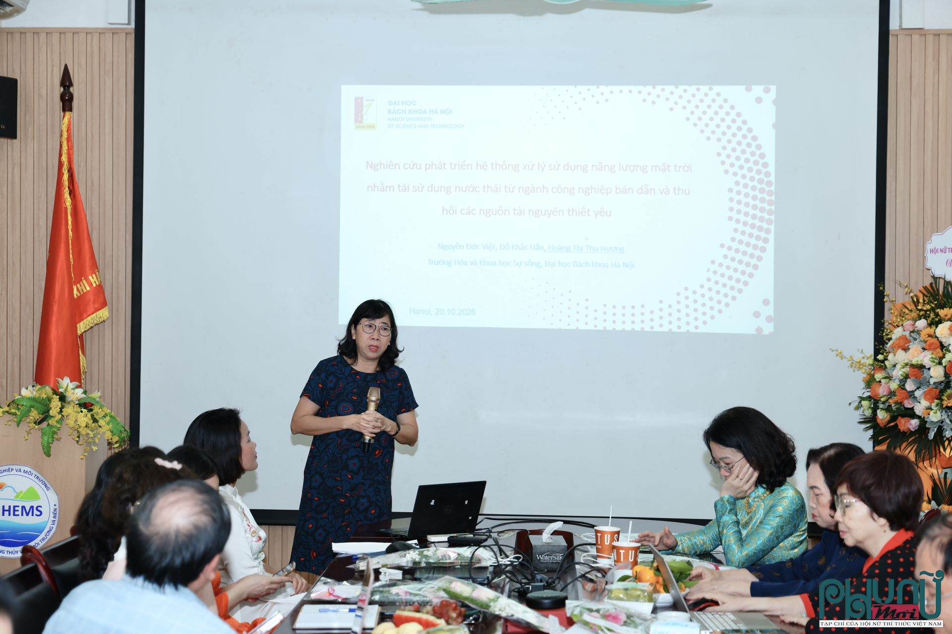 PGS.TS Hoàng Thị Thu Hương trình bày tham luận tại hội thảo khoa học “Bảo vệ môi trường và sử dụng bền vững tài nguyên”