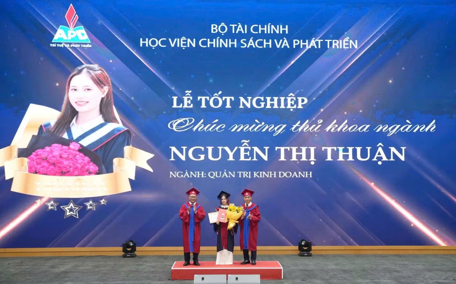 Nguyễn Thị Thuận được vinh danh với danh hiệu Thủ khoa ngành trong Lễ Tốt nghiệp. Ảnh: NV