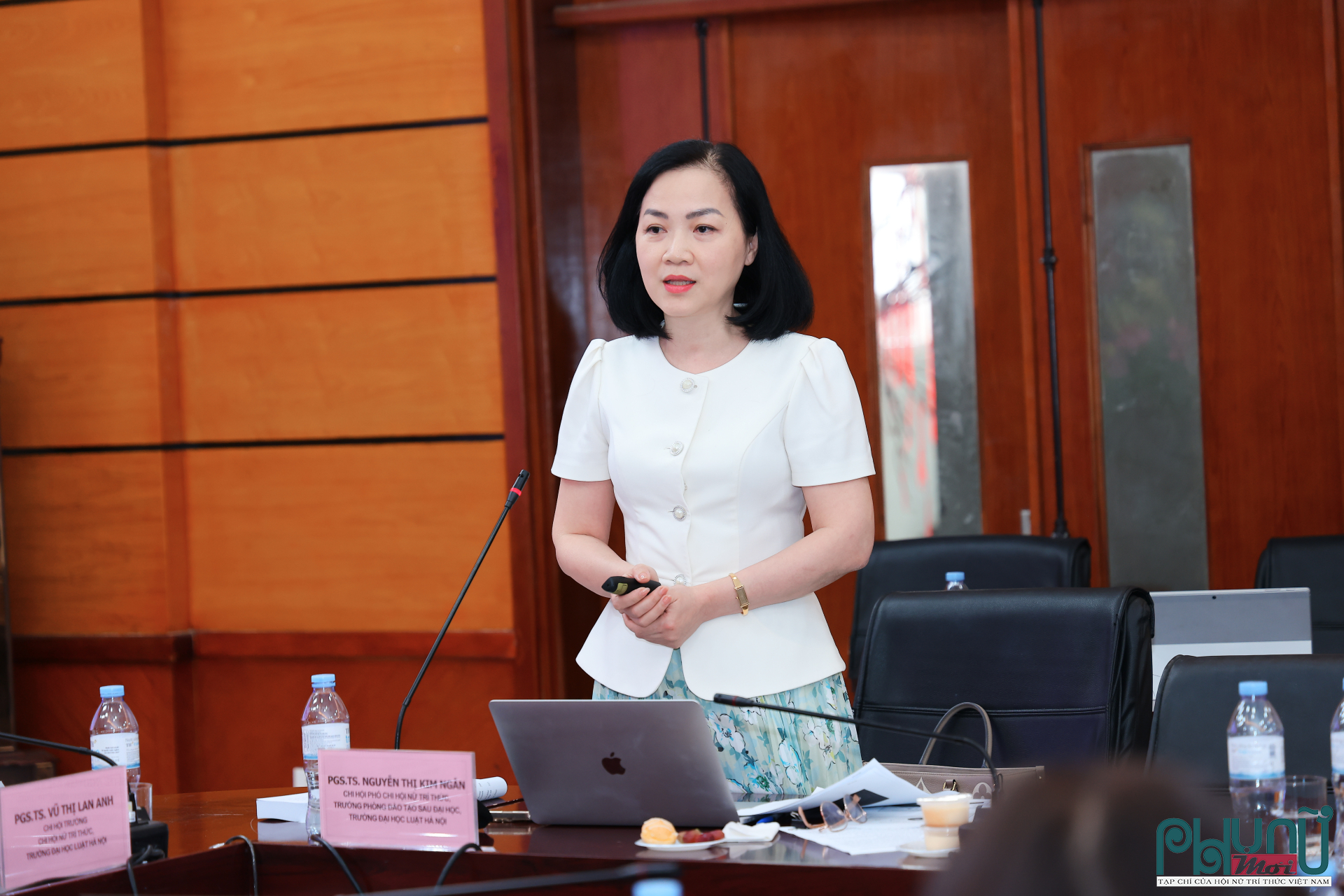PGS.TS. Nguyễn Thị Kim Ngân, Chi hội phó Chi hội Nữ trí thức, Trưởng phòng Đào tạo sau đại học, Trường Đại học Luật Hà Nội.