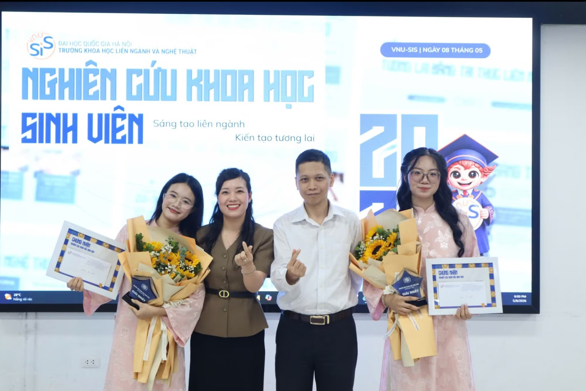 Nguyễn Mỹ Linh (ngoài cùng, bìa phải) nhận giải Nhất nghiên cứu khoa học sinh viên cấp Trường, năm học 2025 – 2026. Ảnh: NV