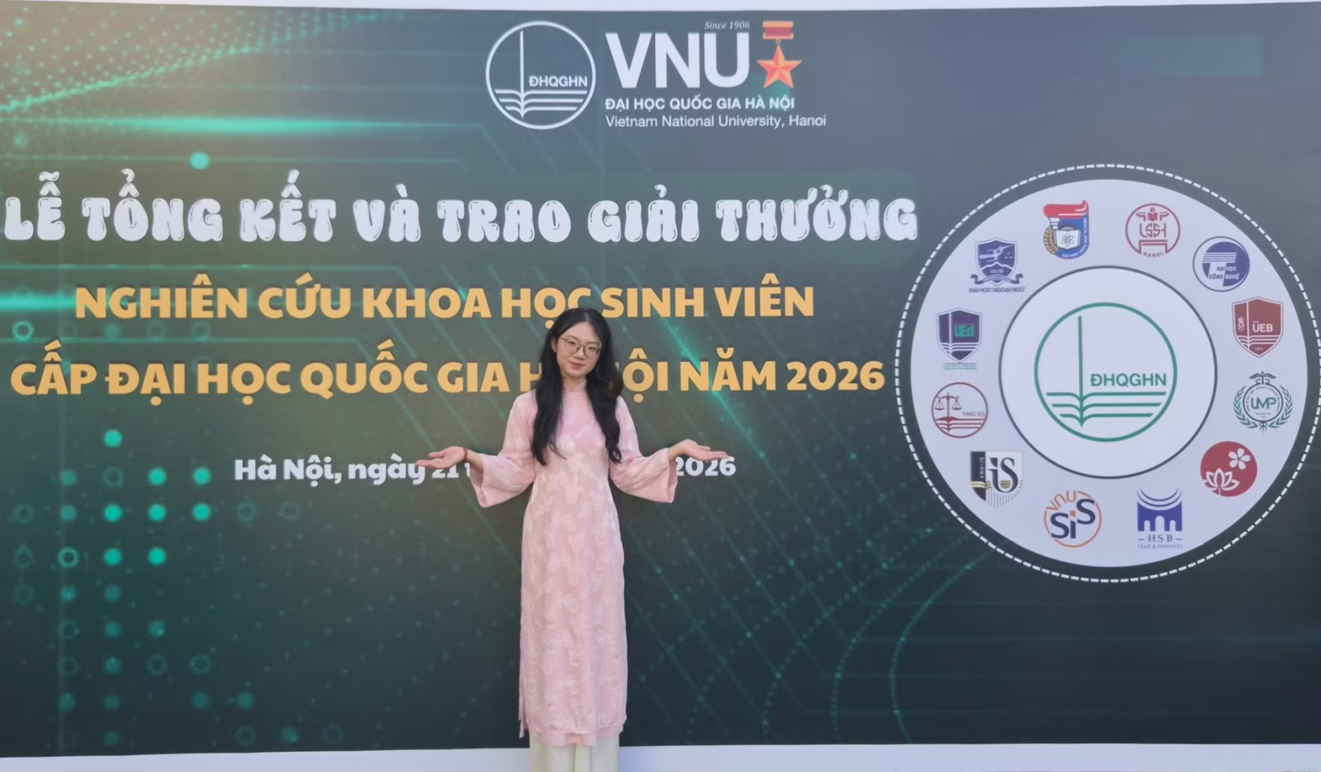 Nguyễn Mỹ Linh tại lễ tổng kết và trao Giải thưởng Nghiên cứu khoa học sinh viên cấp ĐHQG Hà Nội, năm 2026. Ảnh: NV