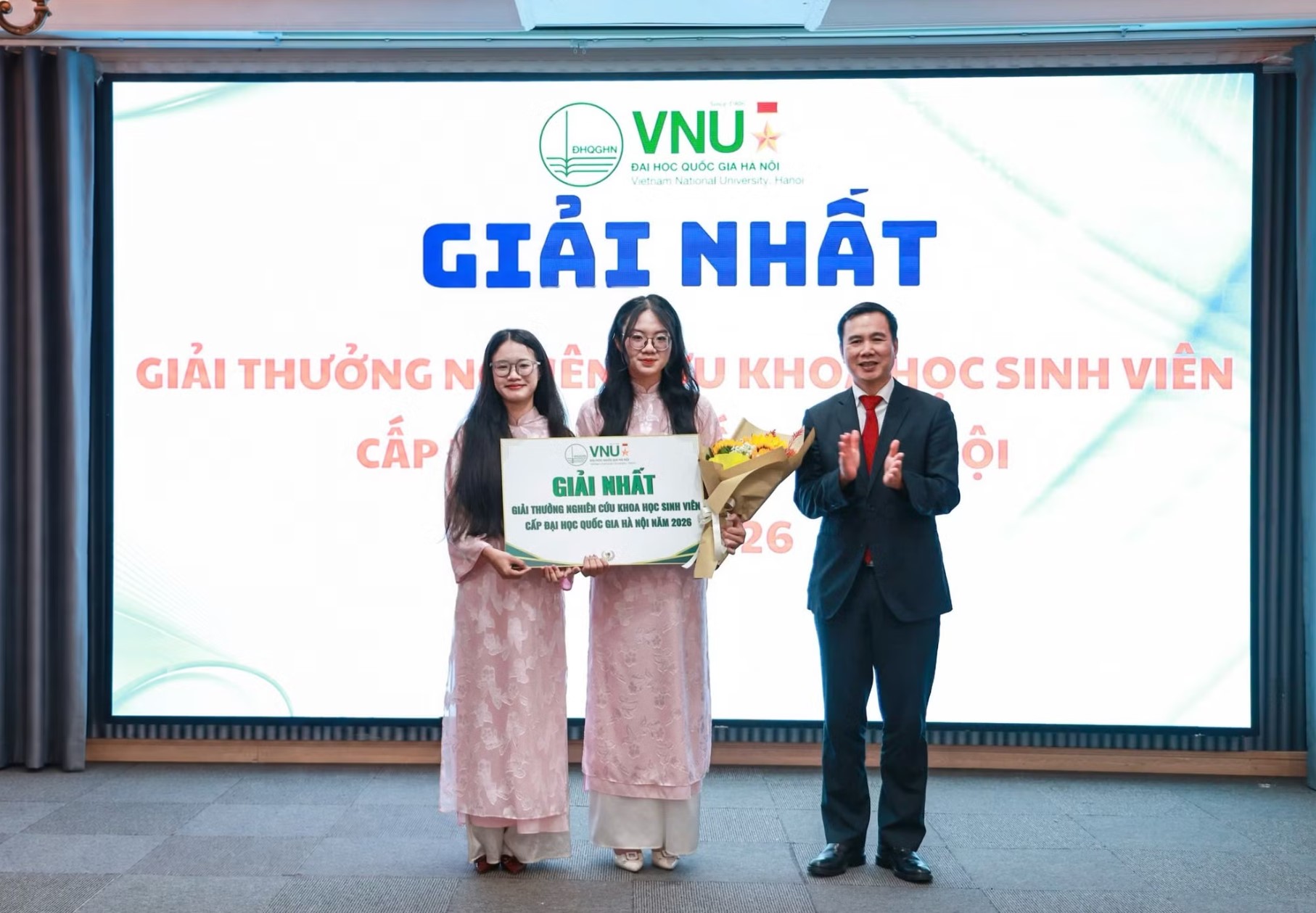 PGS. TS Bùi Thế Duy - Giám đốc ĐHQG Hà Nội, trao giải Nhất Giải thưởng Nghiên cứu khoa học sinh viên cấp VNU cho Thảo Linh (ngoài cùng, bên trái) cùng nhóm tác giả. Ảnh: NV
