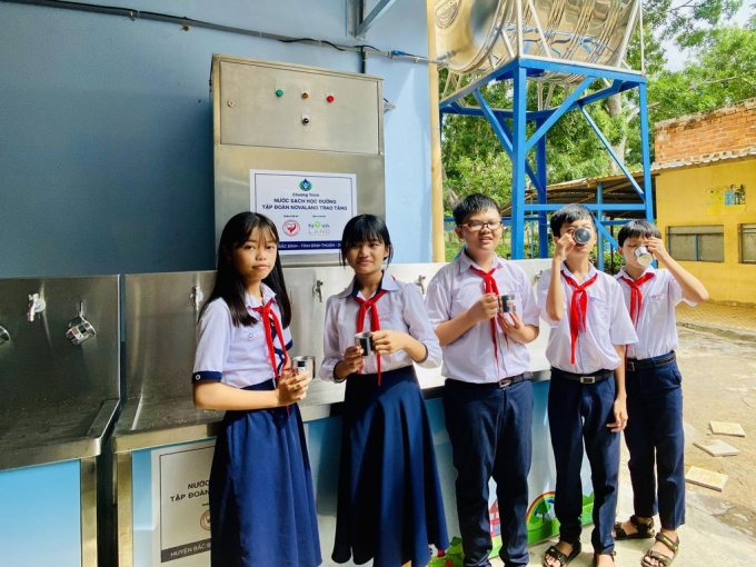   Các em học sinh bên hệ thống máy lọc nước uống sạch do Tập đoàn Novaland tài trợ  