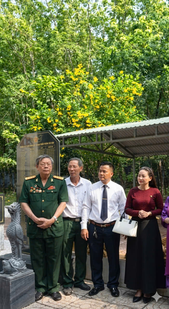Ông Lê Thiết Ngụy (thứ ba trái sang) người xây công trình bia tưởng niệm