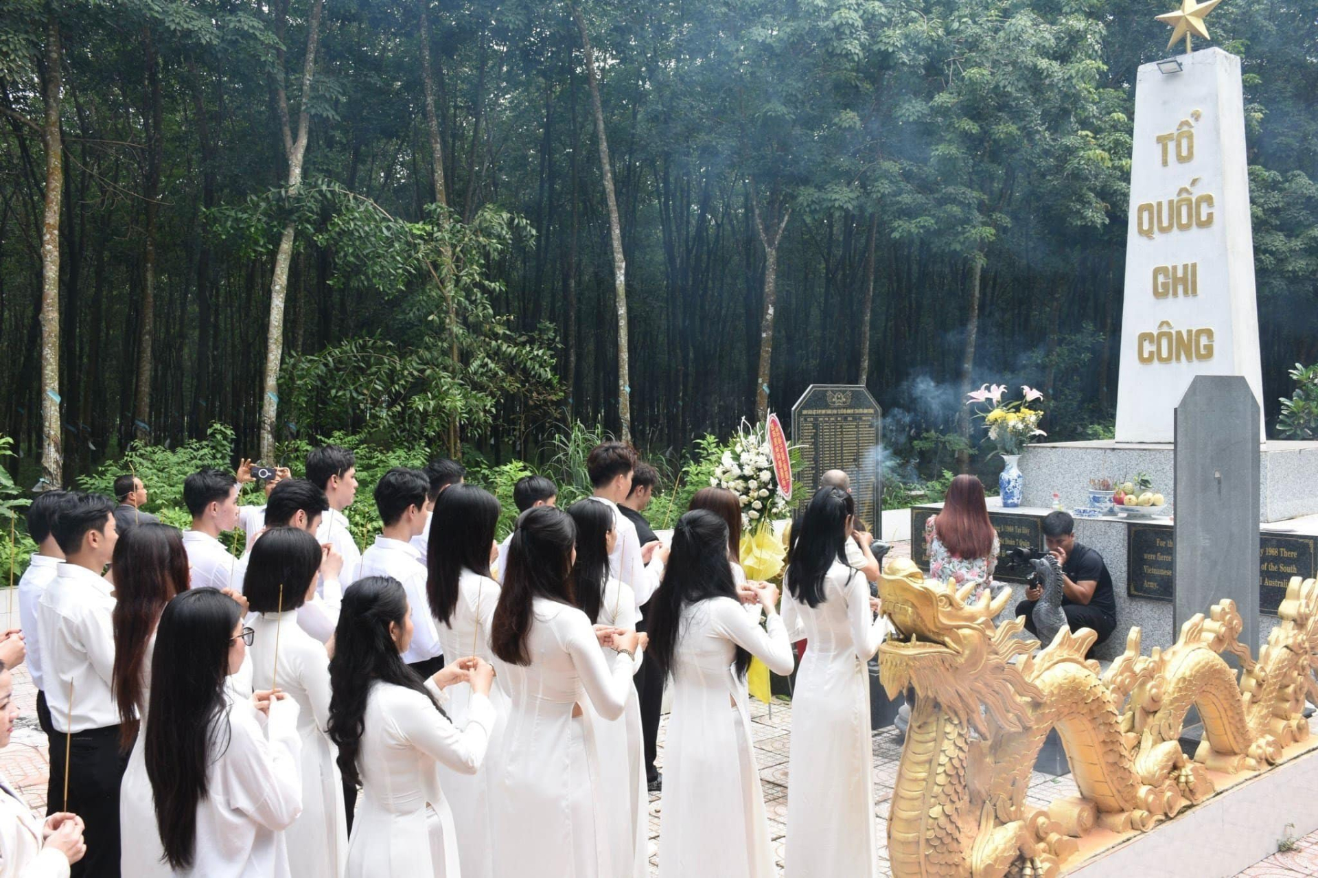 Học sinh, sinh viên địa phương dâng hương bia tưởng niệm liệt sĩ