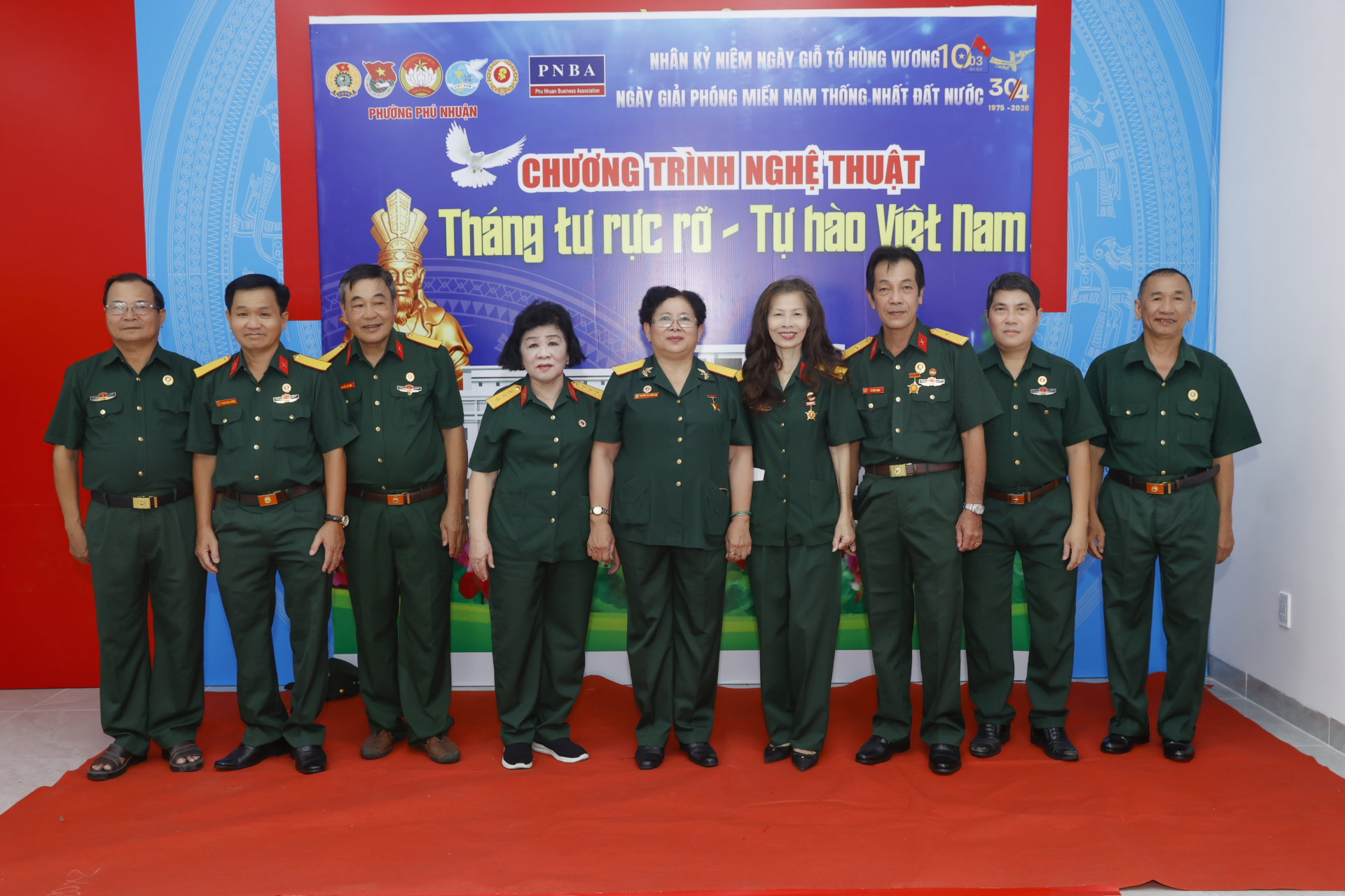   Bà Nguyễn Thị Xuân Lan (giữa), Phó CT UBMTTQVN, Chủ tịch Hội cựu chiến binh   