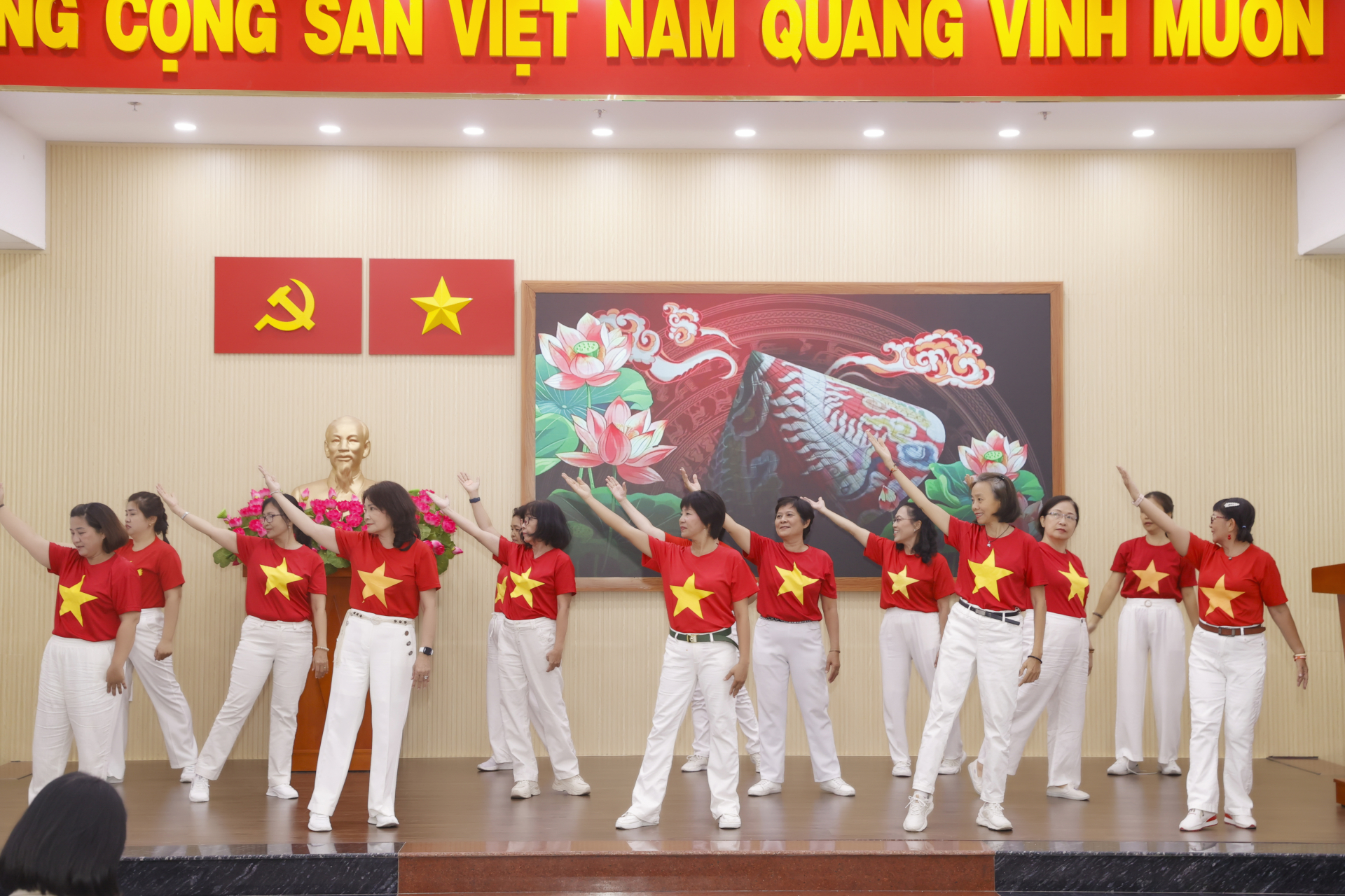 Tiết mục Dân vũ của nhóm Hướng Dương - Hội phụ nữ phường Phú Nhuận