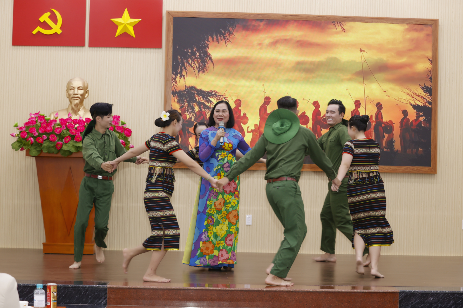 Nữ doanh nghiệp thể hiện ca khúc 