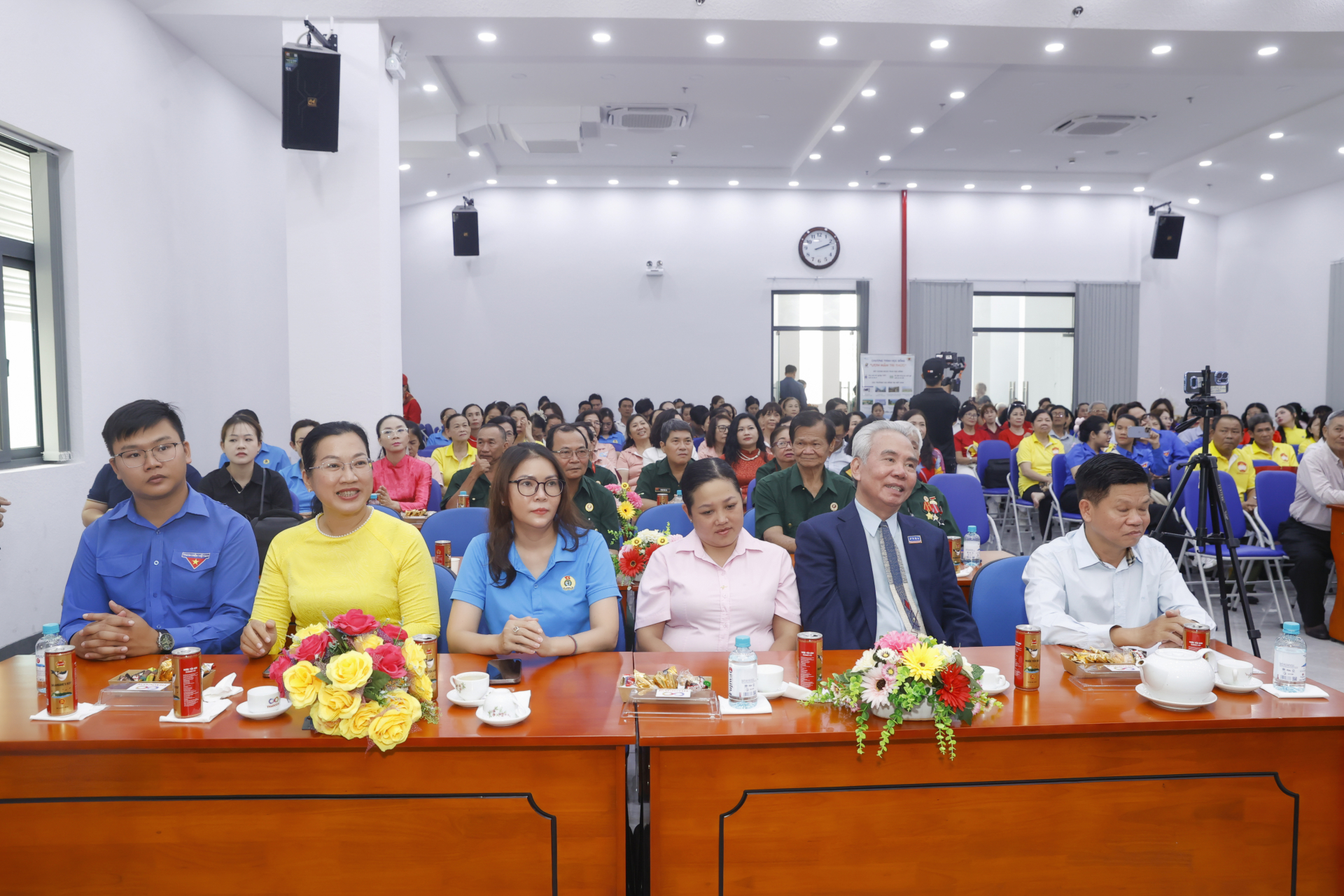 Bà Lê Thị Thanh Thảo (áo vàng), Chủ tịch Hội Liên hiệp Phụ nữ Việt Nam P. Phú Nhuận