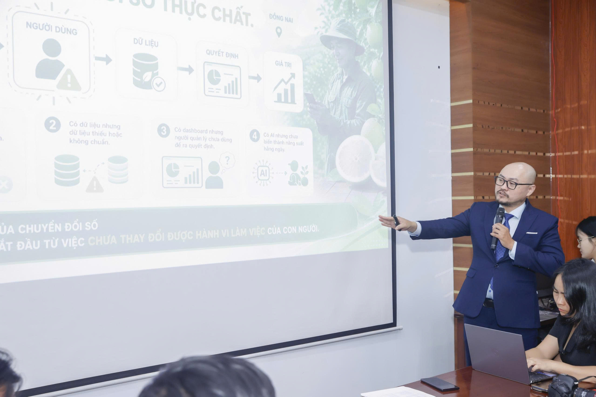 Ông Wilson Liêu, Phó Chủ tịch Câu lạc bộ Doanh Nông Việt Nam, Viện trưởng Viện Ứng dụng AI và Phát triển nhân lực số, hướng dẫn bà con tìm hiểu ứng dụng AI