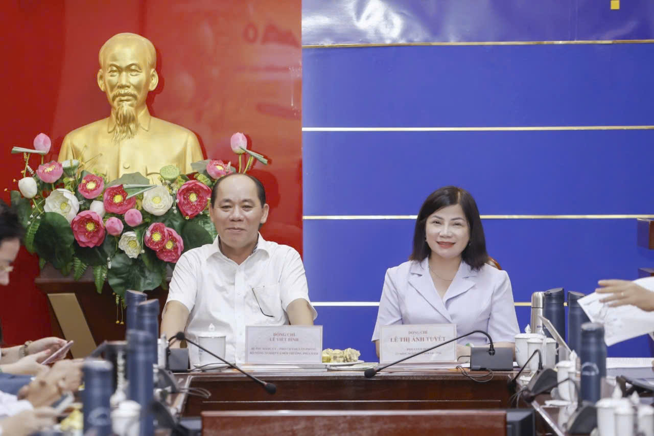Ông Lê Viết Bình, Bí thư Đảng ủy, Phó Chánh Văn phòng phía Nam - Bộ Nông nghiệp và Môi trường và bà Lê Thị Ánh Tuyết, Phó Giám đốc sở Nông nghiệp và Môi trường TP. Đồng Nai chủ trì hội thảo