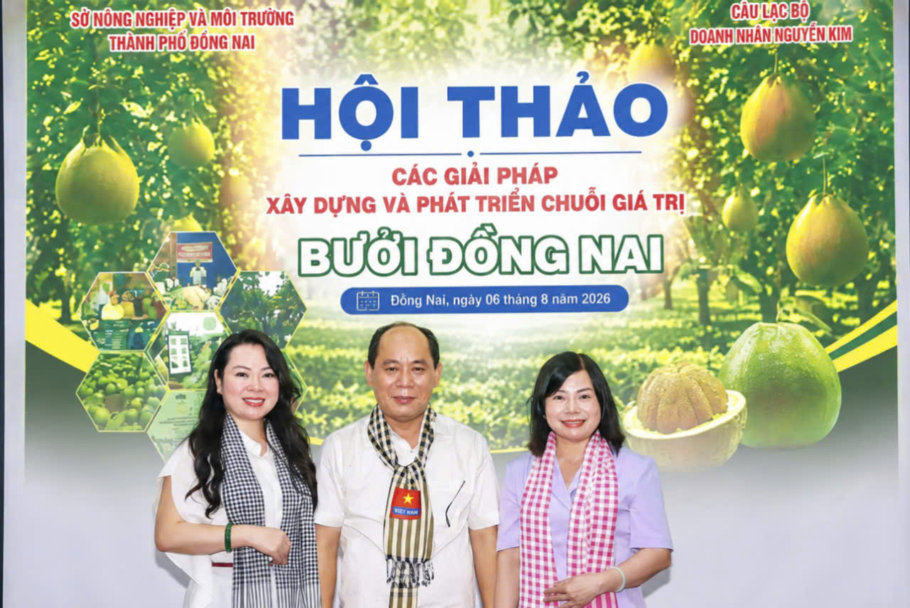 Từ trái qua: bà Trần Thị Minh Hà - CT CLB Doanh nông Việt Nam, ông Lê Viết Bình - Bí thư Đảng ủy, Phó CVP phía Nam - Bộ Nông nghiệp và Môi trường, bà Lê Thị Ánh Tuyết - Phó Giám đốc Sở Nông nghiệp và Môi trường TP. Đồng Nai tại Hội thảo