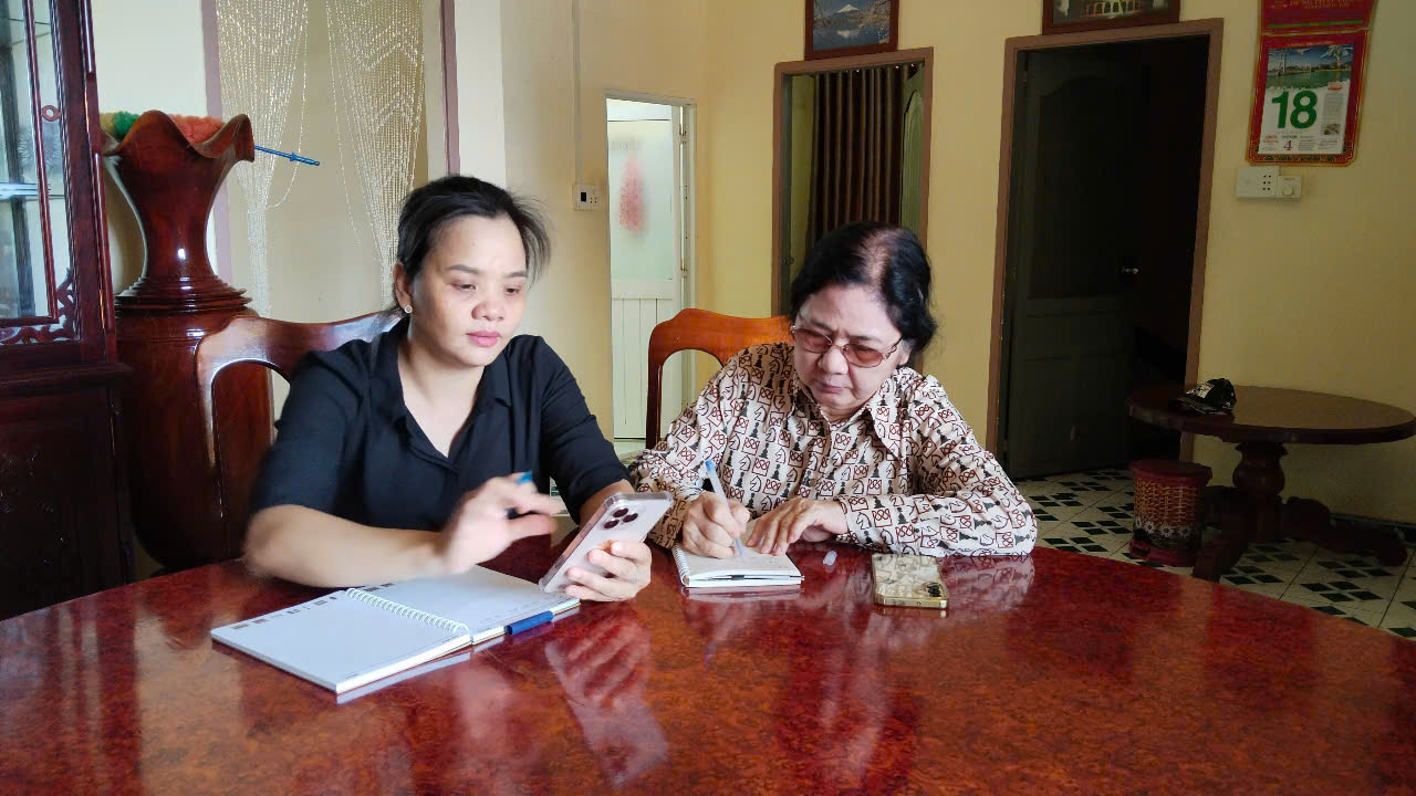 TS. Trần Thị Thúy Hoa chia sẻ công việc chuyên môn với kỹ thuật tại khu quản lý dự án