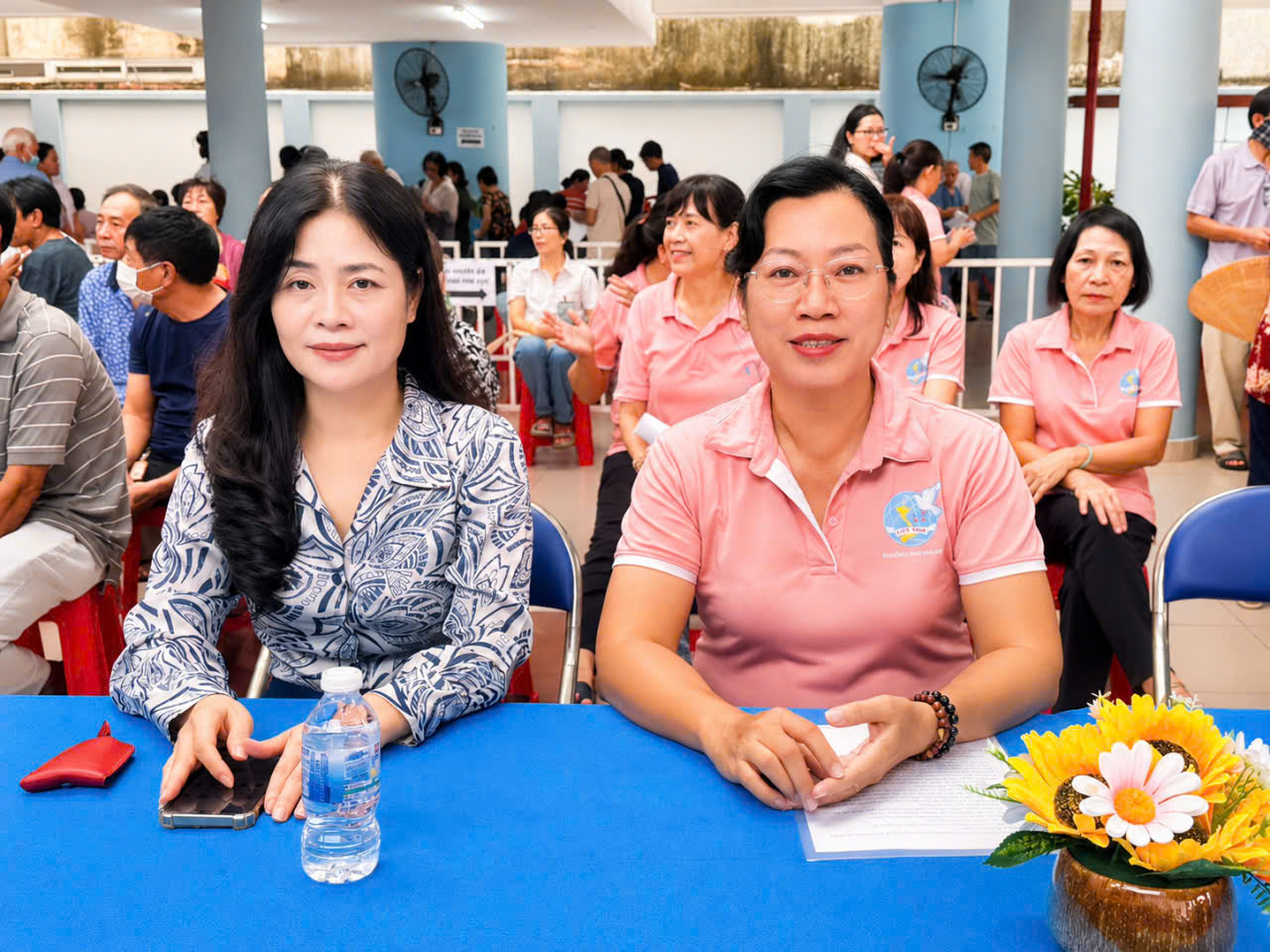 Bà Lê Thị Bình - Uỷ viên Ban Thường vụ Đảng uỷ, Phó Chủ tịch UBND phường Phú Nhuận và bà Lê Thị Thanh Thảo - Phó Chủ tịch Ủy ban MTTQ Việt Nam, Chủ tịch Hội Liên hiệp Phụ nữ phường Phú Nhuận, TP. HCM tại Ngày hội Chăm sóc sức khỏe phụ nữ và nhân dân 2026