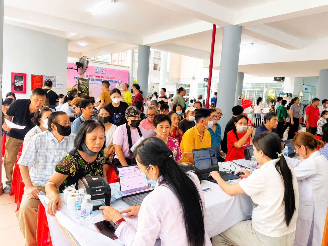 Nữ cán bộ y tế cơ sở tích cực chăm sóc sức khỏe nhân dân địa phương