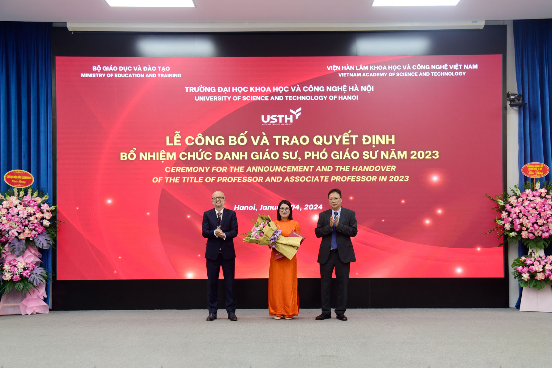   PGS.TS Mai Hương nhận quyết định bổ nhiệm chức danh Phó Giáo sư của Trường USTH   