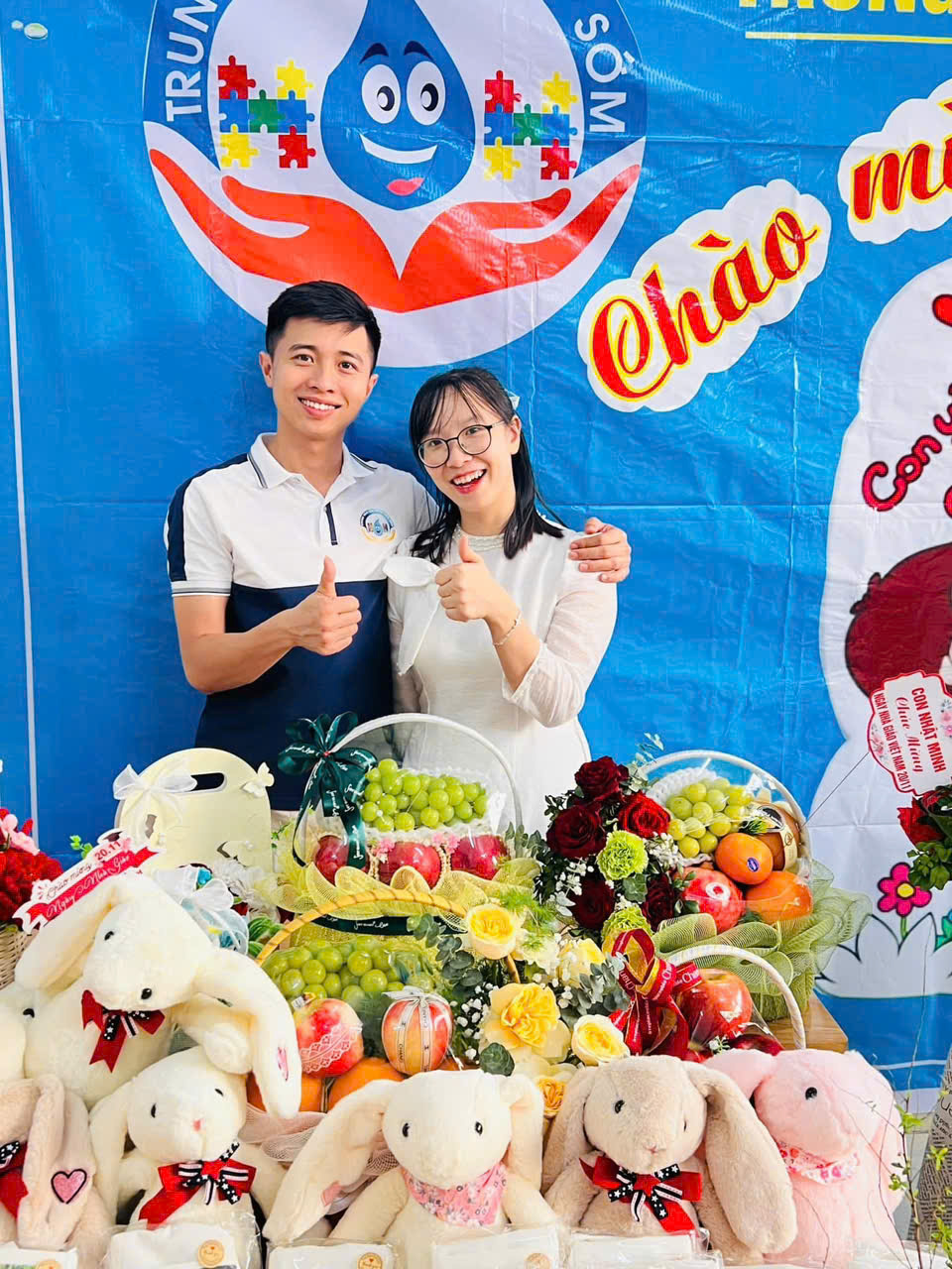 Người bạn đời cũng là người hỗ trợ đồng hành tuyệt vời nhất của cô Thủy trong hành trình hay đổi thế giới của những đứa trẻ 