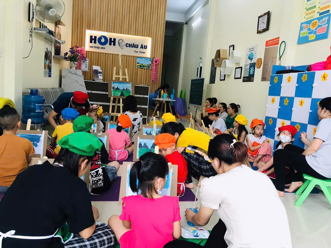 Những thiên thần bé nhỏ được các cô tại trung tâm HOH dạy dỗ, chăm sóc rất tận tình, được tham gia nhiều hoạt động bổ ích.