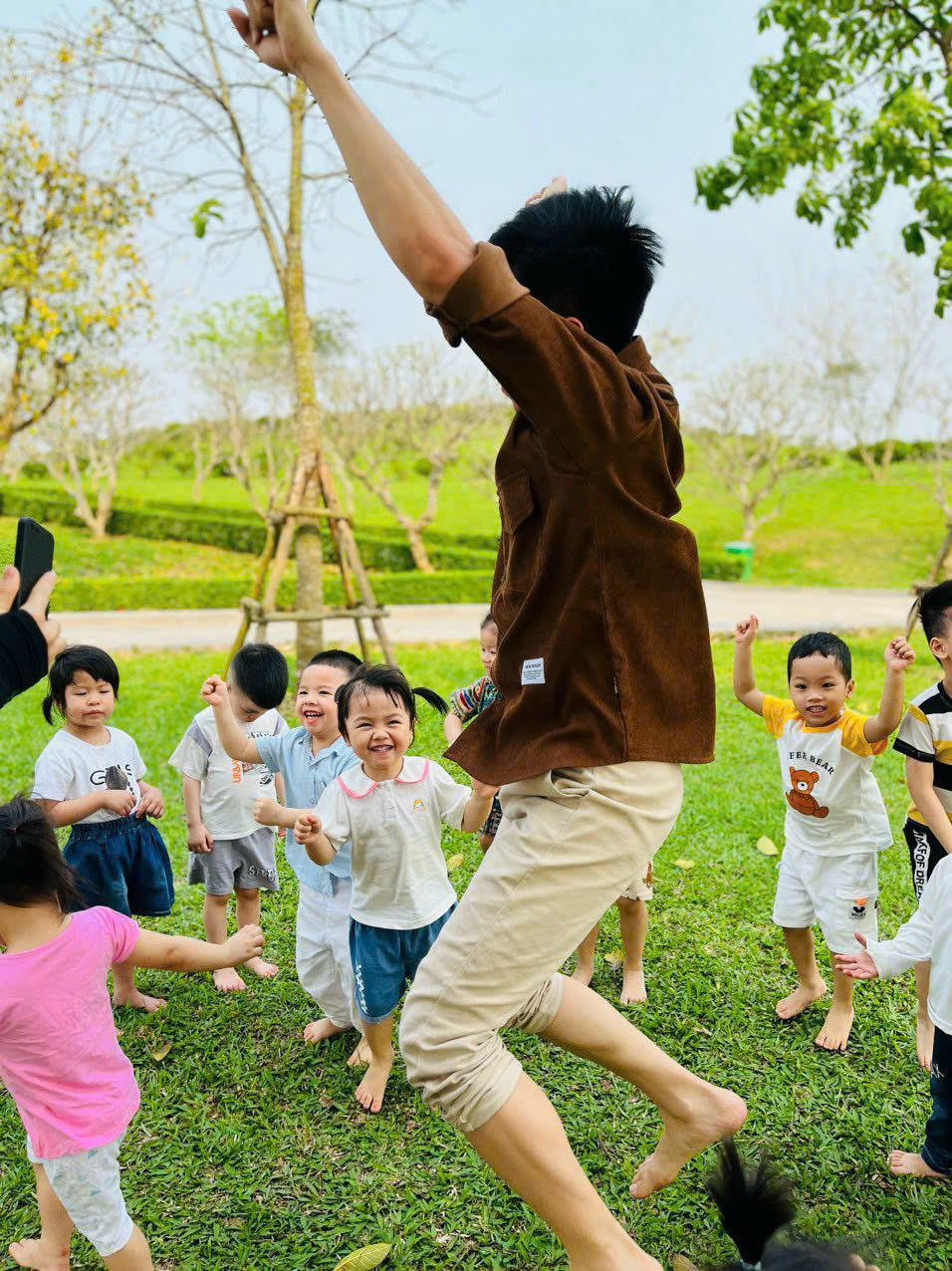 Trung tâm giáo dục đặc biệt HOH luôn nỗ lực hỗ trợ các bậc phụ huynh có thể hiểu và đồng hành cùng các con trong hành trình dài đầy khó khăn này.