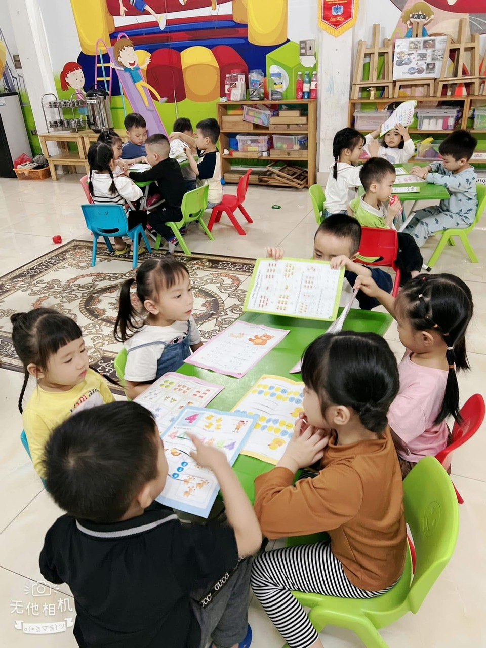 Tại mầm non Vietstar, trẻ em không chỉ học chữ, học số, mà quan trọng hơn, các em học cách làm người trong một môi trường yêu thương, an toàn và đầy tính khám phá.