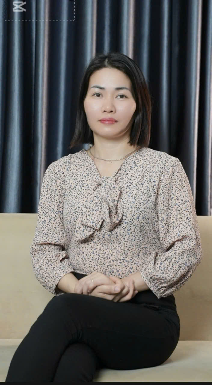 Thạc sĩ Đinh Thị Nhàn từng tốt nghiệp Đại học Kinh tế Quốc dân, chuyên ngành Quản trị Kinh doanh, sau đó hoàn thành chương trình thạc sĩ tại Đại học Bách khoa.