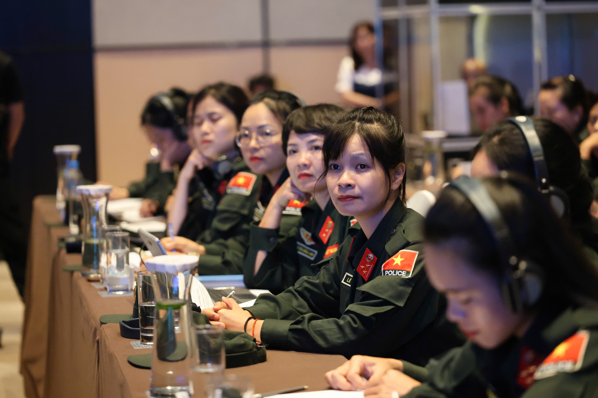 Nữ sĩ quan tham gia diễn đàn  