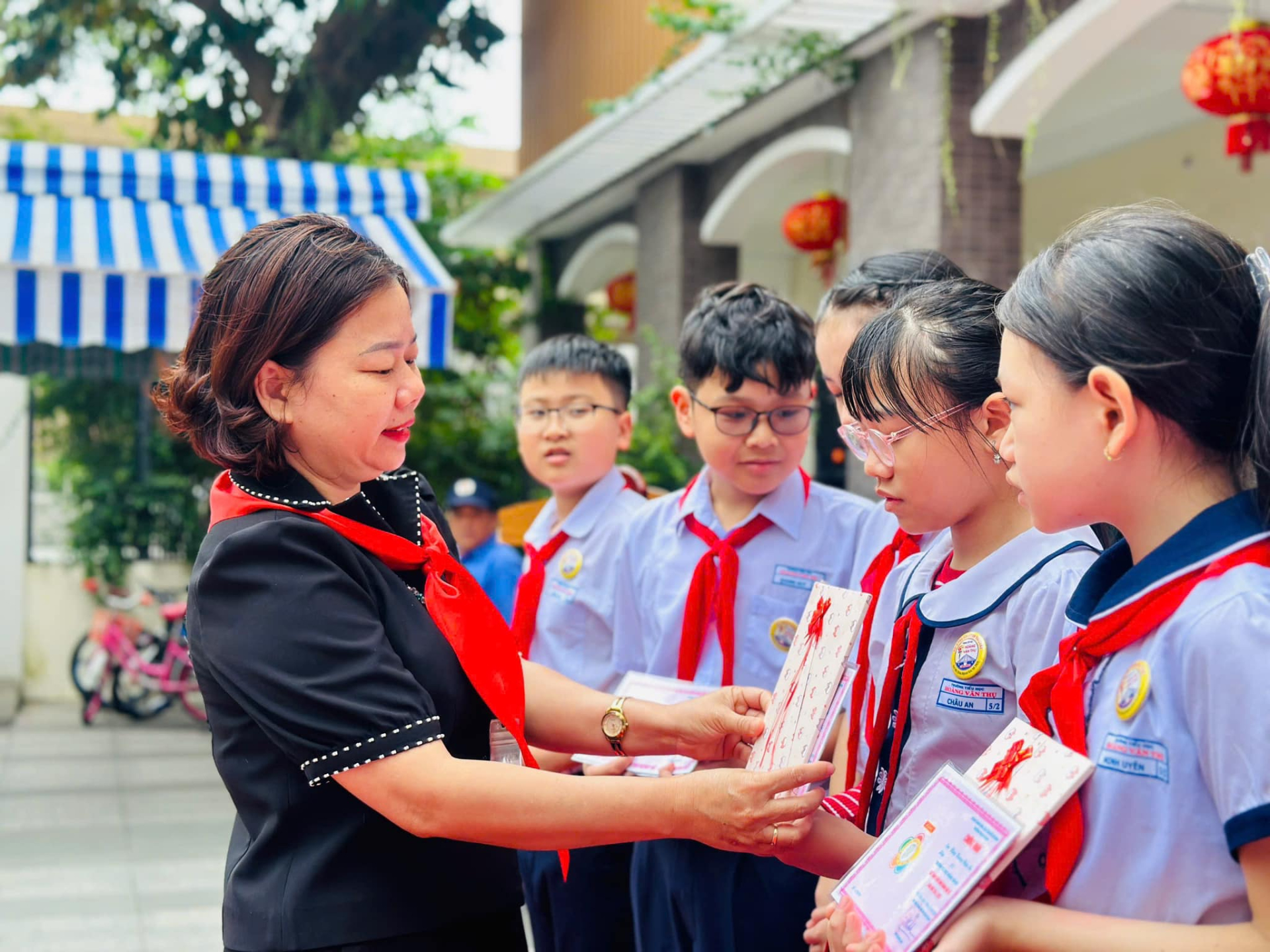   Cô Nguyễn Thị Thùy Duyên người hiệu trưởng đáng kính của tiểu học Hoàng Văn Thụ   