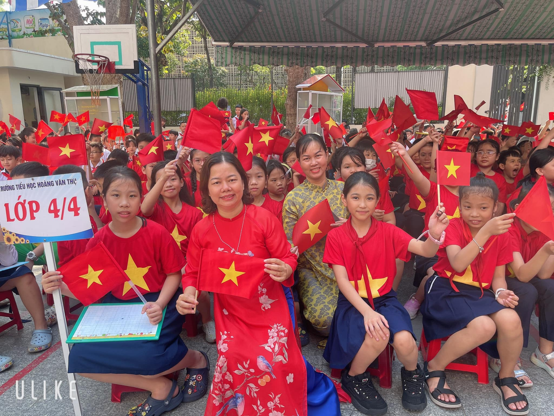   Người hiệu trưởng luôn gần gũi hết lòng vì học sinh thân yêu   