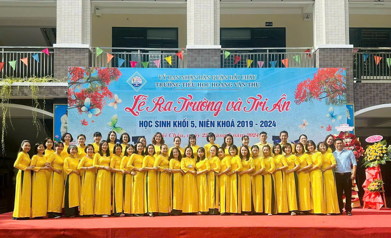   Cô Thùy Duyên và tập thể cán bộ giáo viên trưởng Hoàng Văn Thụ  