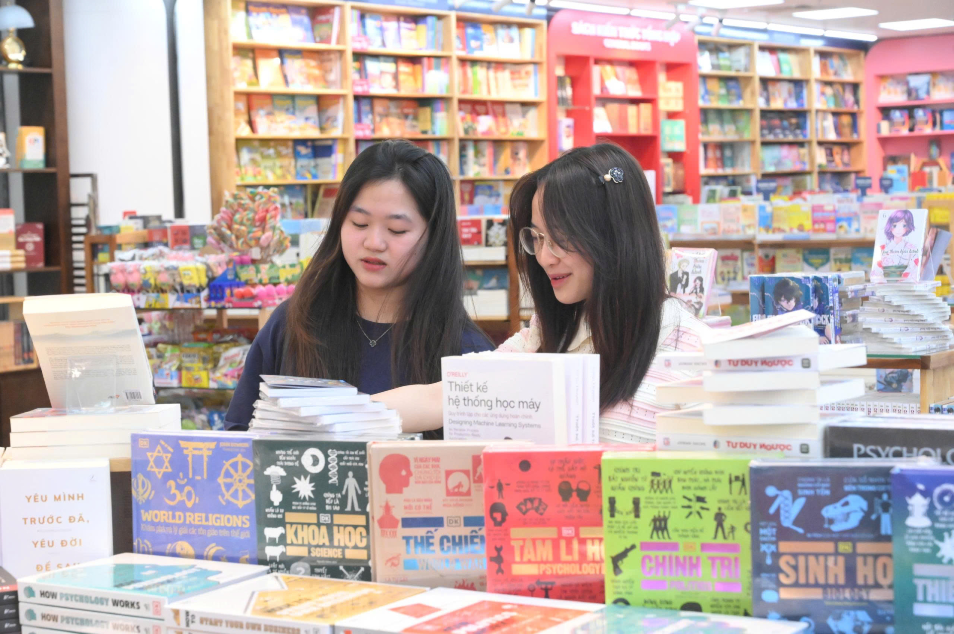 Nhà sách với quy mô lớn trở thành điểm đến của nhiều đối tượng bạn đọc 