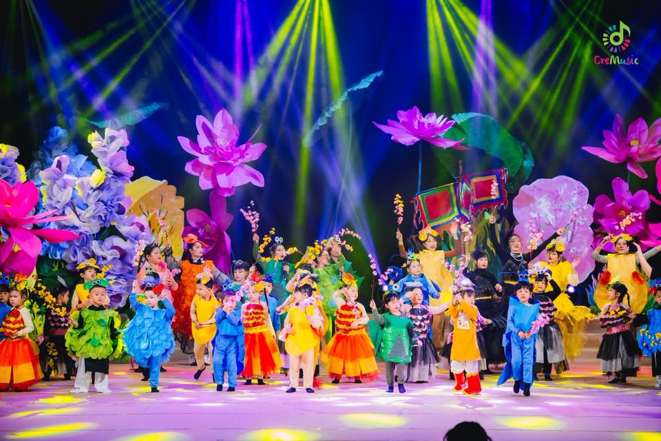 Sân khấu đầu tư chỉn chu rực rỡ sắc xuân của nhạc kịch Cụ Cua đón tết