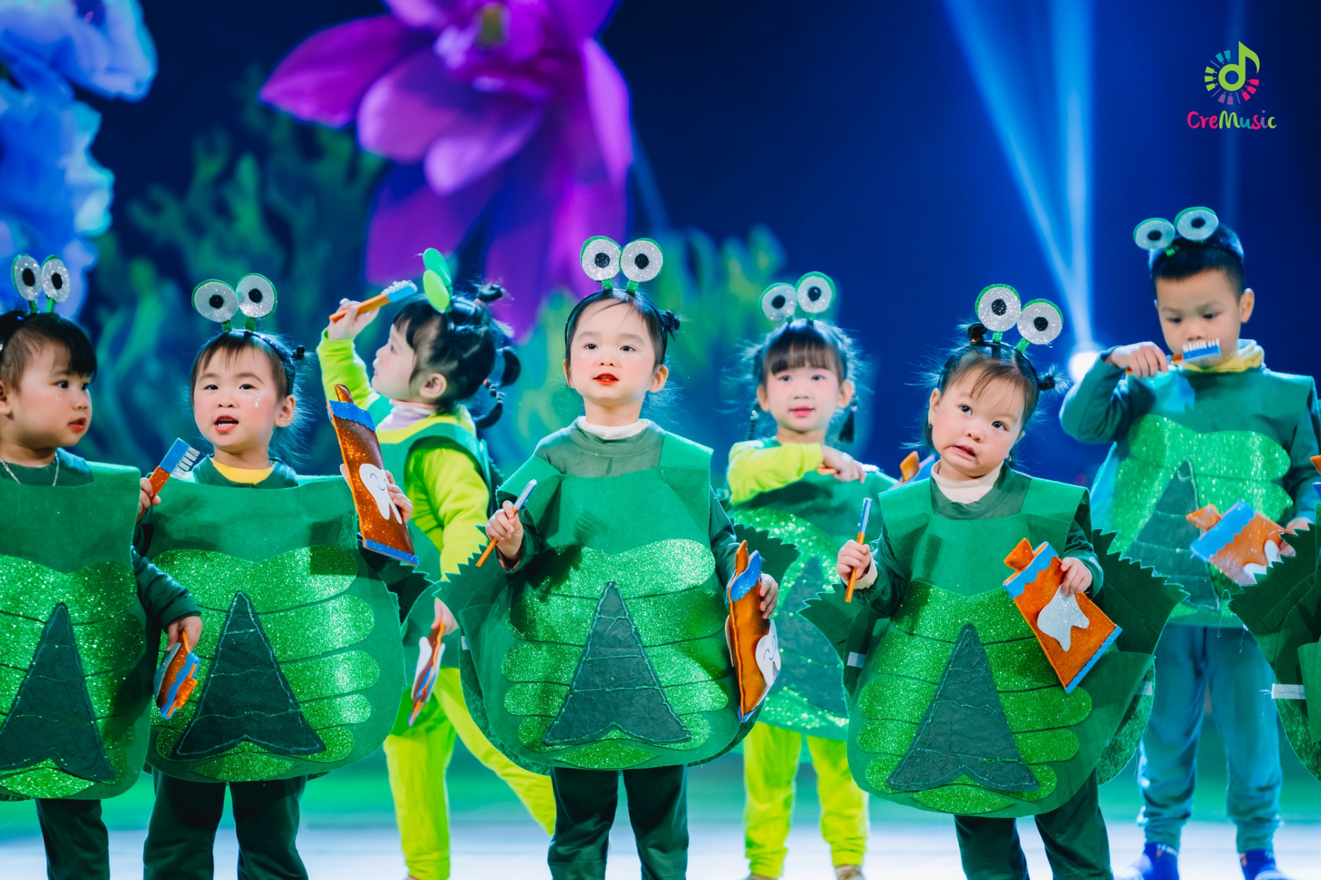 các diễn viên nhí của vở nhạc kịch Cụ Cua đón tết