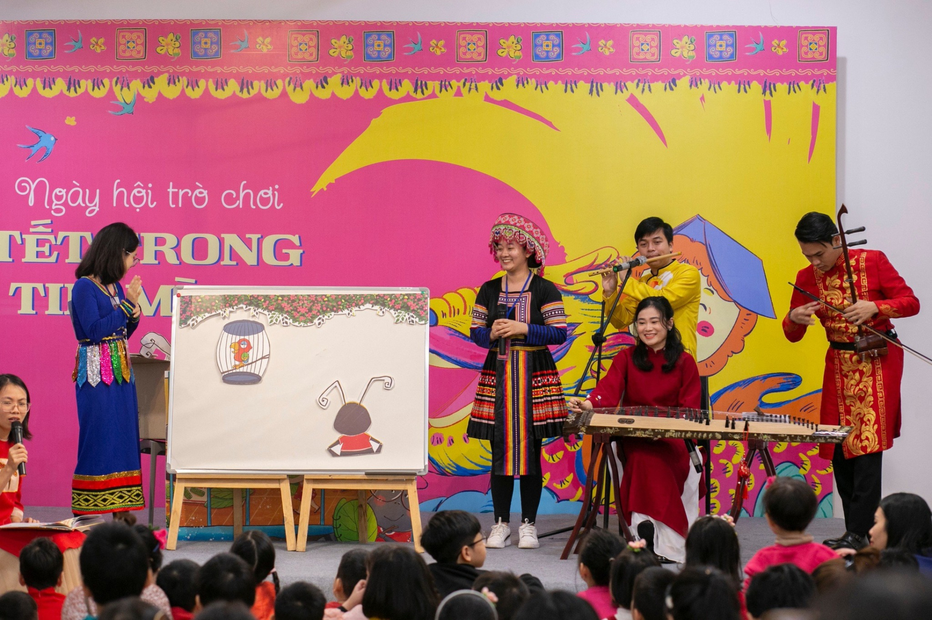 Các em nhỏ cùng cha mẹ tham gia các hoạt động tại triển lãm Nếp Tết nhà mình 