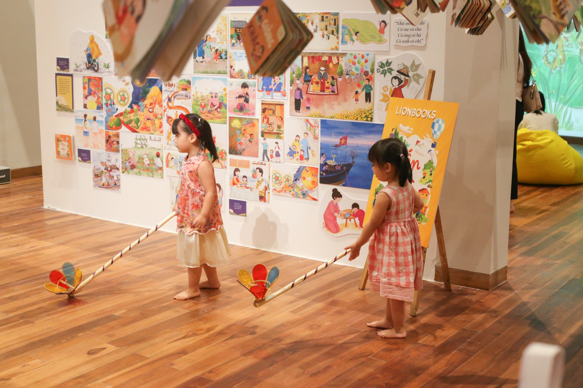 Các bạn nhỏ tham gia các trải nghiệm truyền thống tại triển lãm 