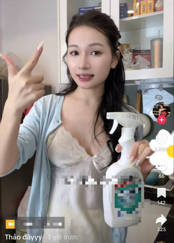 Diện đầm sexy, nữ trợ lý hot nhất cõi mạng lên video hé lộ bí quyết để được 