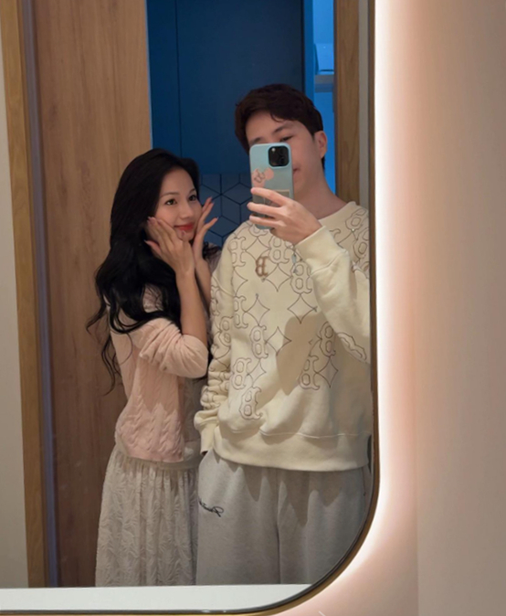 Diện đầm sexy, nữ trợ lý hot nhất cõi mạng lên video hé lộ bí quyết để được 