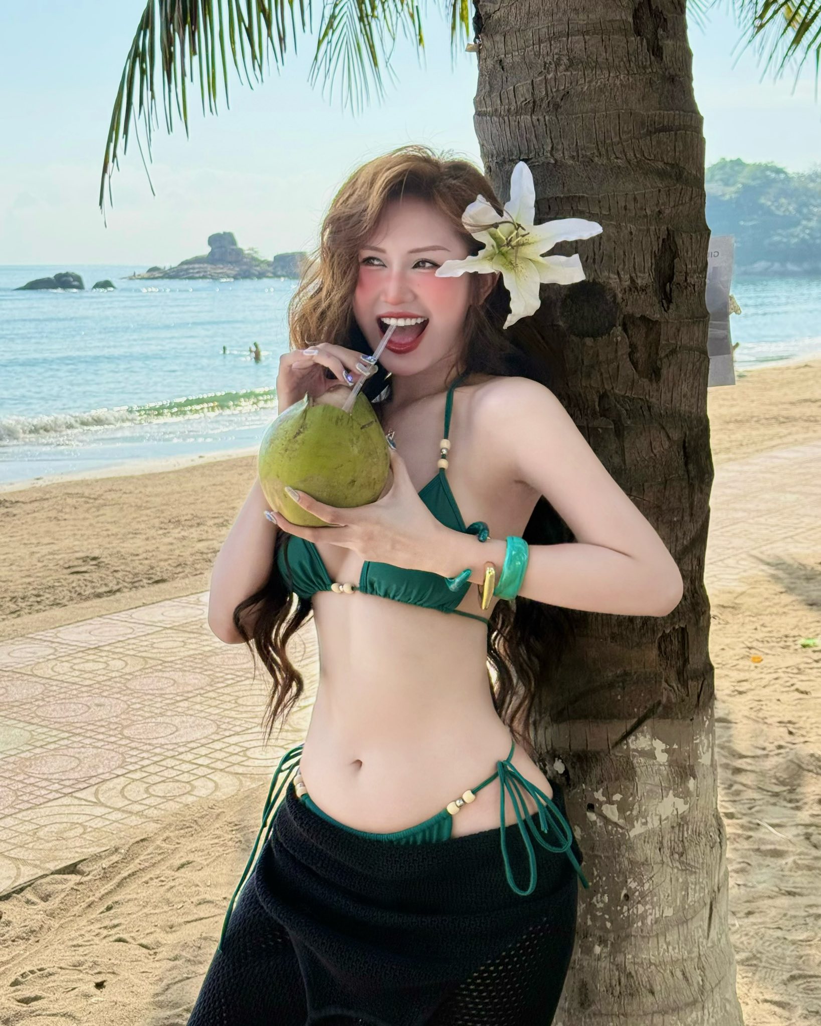 Hướng dẫn tạo dáng đi biển, bộ ảnh của hot girl này khiến người xem không thể rời mắt