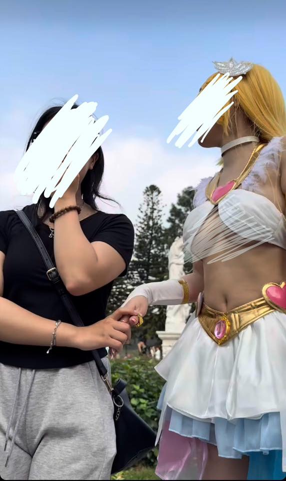 Ăn mặc phản cảm đi FES, nữ coser khiến cộng đồng mạng không khỏi phẫn nộ