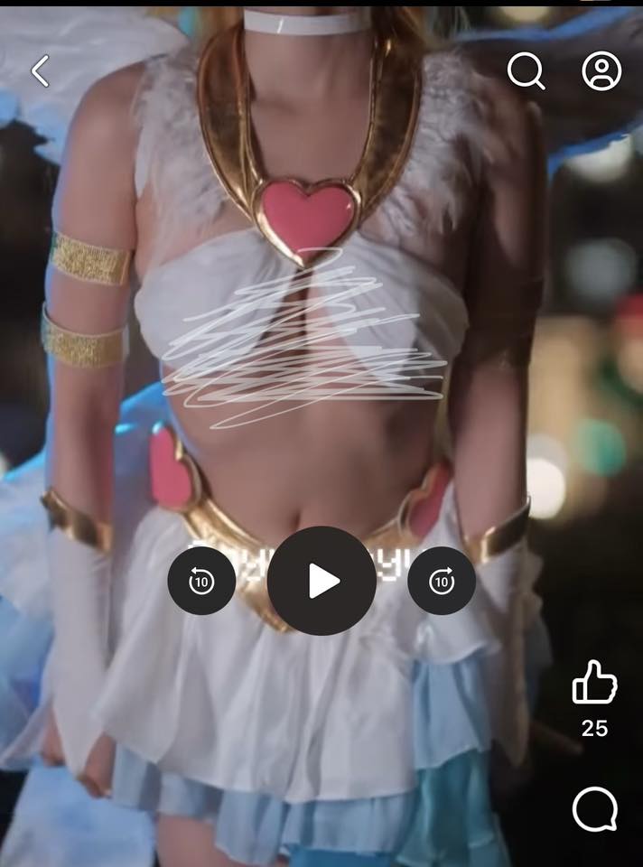 Ăn mặc phản cảm đi FES, nữ coser khiến cộng đồng mạng không khỏi phẫn nộ