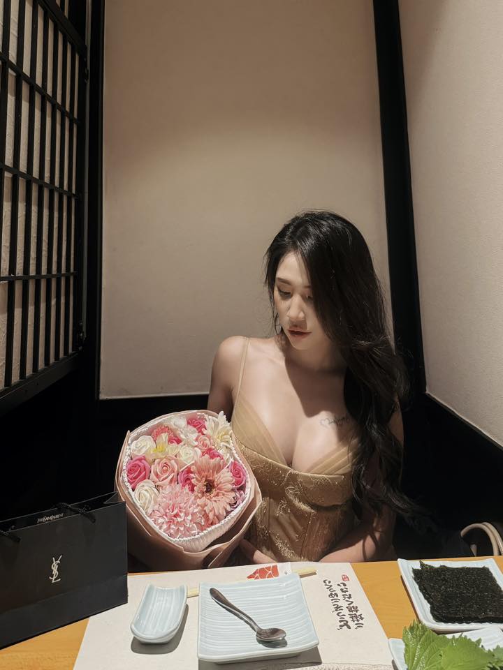 Khoảnh khắc gái xinh sân Pick phát khóc trước camera, hành trình độ dáng 