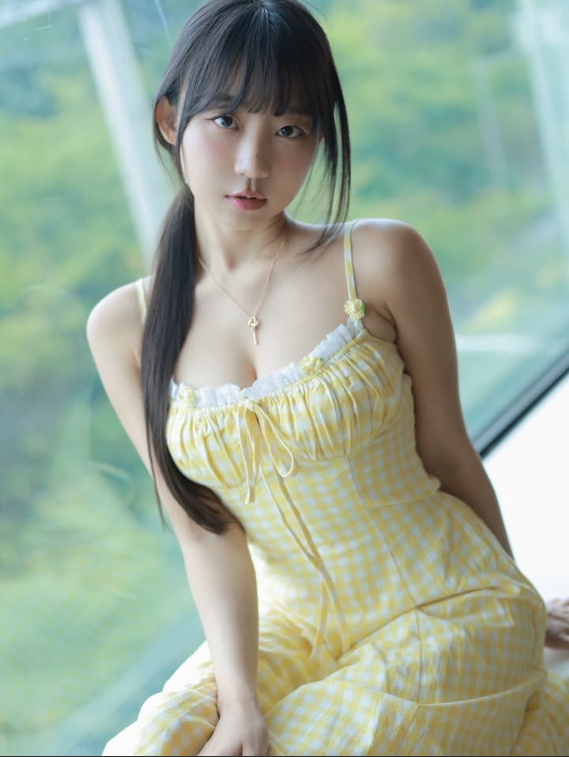 Gặp sự cố trang phục khi quay video, nữ YouTuber gợi cảm suýt hớ hênh, may 